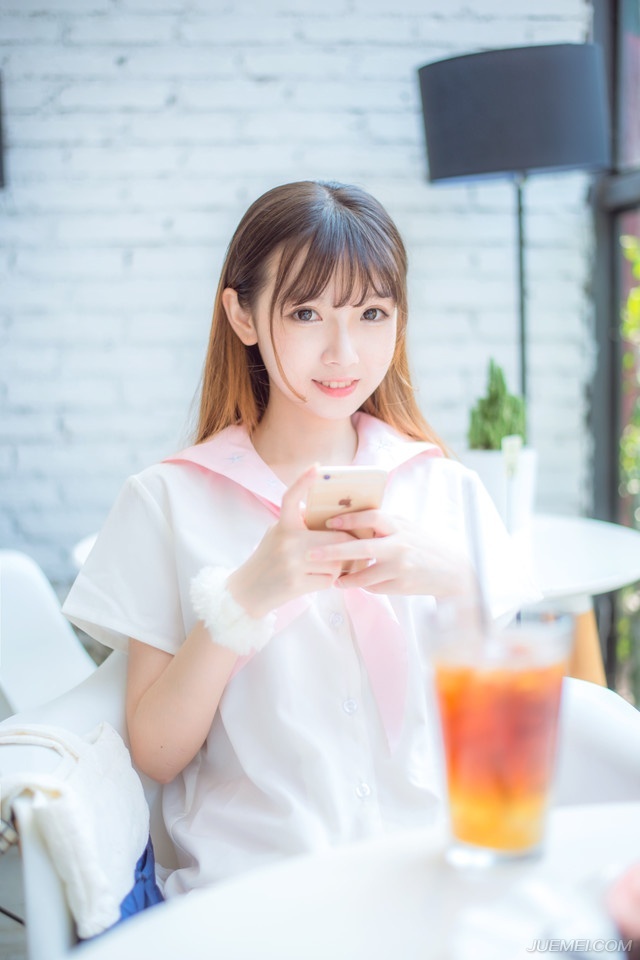 “周瑜一死，这所谓的联盟也就成了一个笑话。”吕布敲了敲桌子，看向贾诩笑道：“文和，你说我们下一步该怎么做？”